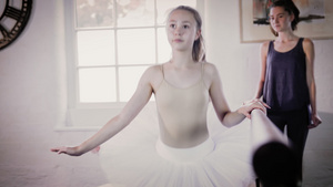 芭蕾舞演员在巴里练习10秒视频