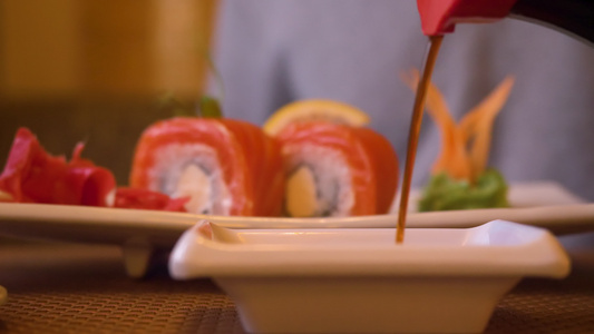 新鲜日本寿司卷的酱油酱在亚斯餐厅关门后视频