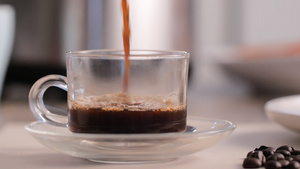 将黑咖啡倒入清玻璃杯中13秒视频