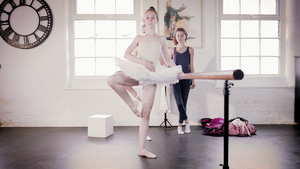 芭蕾舞演员在巴里练习5秒视频