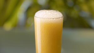 倒入玻璃杯的冻黄橙汁19秒视频