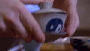 特勤大师在茶礼仪式上在公平碗中从盖万里灌茶16秒视频