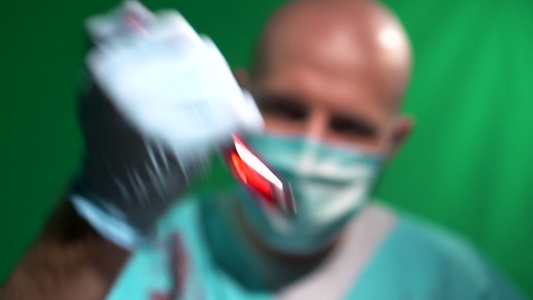 秃秃的外科医生用血压摇动试管玻璃容器视频