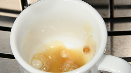 在咖啡机里做咖啡杯的浓缩咖啡视频