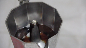 黑咖啡从摩卡锅里煮出来38秒视频