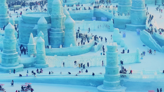 4k航拍哈尔滨冰雪大世界长焦冰雕人流视频