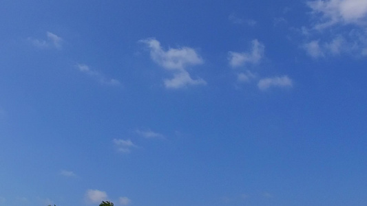 用浅水和靠近冲浪的白沙底背景进行空空旅行渡过完美的视频