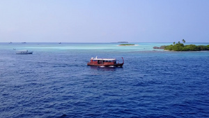 清静的海洋观光浪漫旅游在海平面上看到海滨被松绿的环礁12秒视频