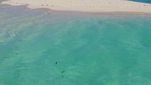 豪华海湾海滩游渡蓝水海的宽角性质珊瑚礁附近有白色沙子12秒视频