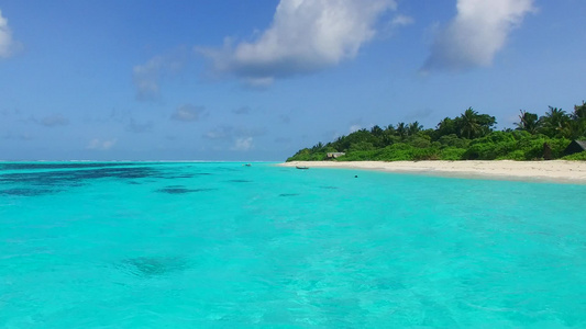 以蓝海和沙巴附近浅沙底浅沙为背景的清凉旅游视频