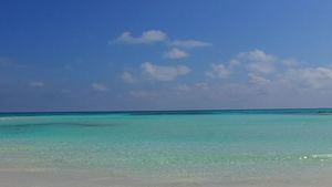 沙巴附近有白色沙子背景的蓝色海面海岸海滩时间清空风景13秒视频
