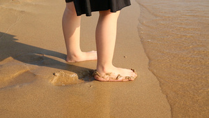 海边穿裙子的小女孩13秒视频