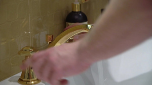 男人早上用洗手盆把水泼到脸部和洗手7秒视频