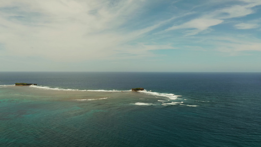 海洋中的热带岛屿视频