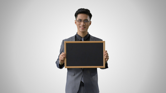 4k灰幕戴眼镜的商务男性展示黑板形象视频
