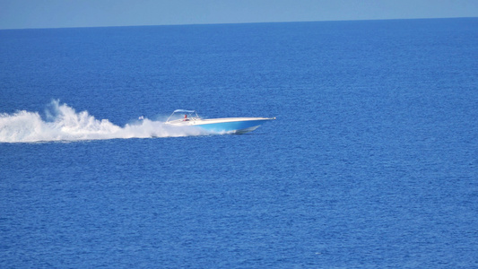 在蓝海中运行的快艇4k视频