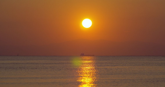 金色的日落在宁静的海面上视频