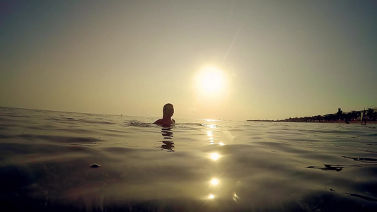 年轻有吸引力的时装模特女孩在苏斯涅特享受平静的海面视频