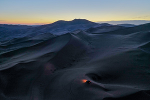 日出前在沙漠中行驶的汽车4k航拍视频58秒视频