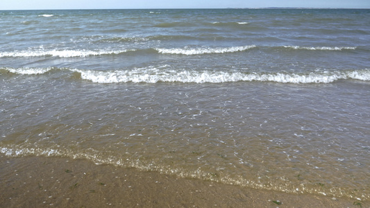 海浪在岸边滚滚视频