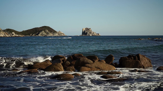 带岩石和海浪视图的海景慢动视频视频