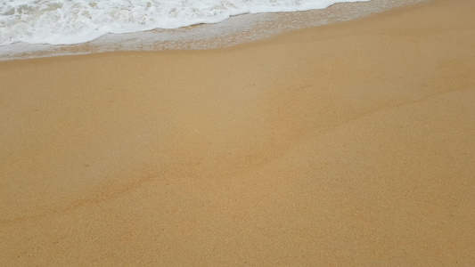 海浪在沙滩上热带夏季海滩度假背景镜头视频