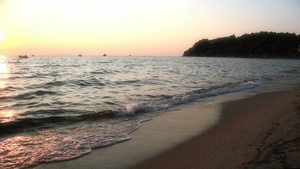 金黄夕阳下的海滨海浪23秒视频