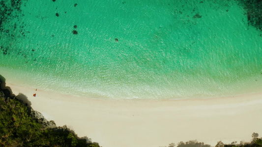 热带海滩和蓝色环礁湖视频