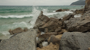 沙地尼亚南部典型的岩石海滩细节有一英尺长的一英尺长到31秒视频