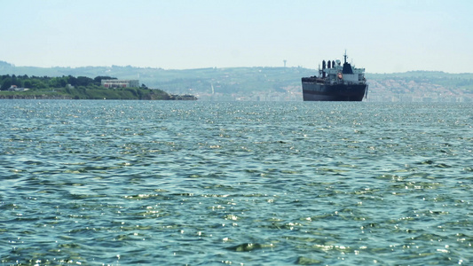 装有集装箱的深蓝海货船驶近大灰色塞萨洛尼基港视频