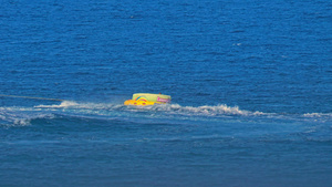 快乐的游客在蓝海乘充气船玩得开心18秒视频