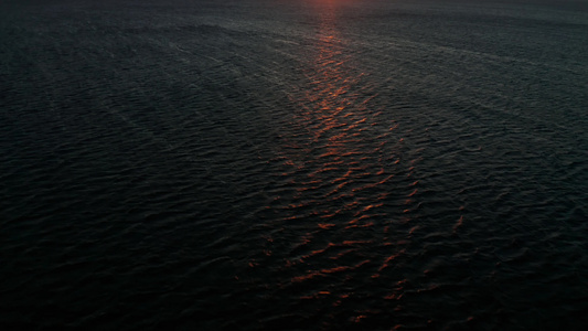 日落在海面上视频