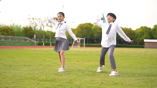 孩子们在操场上飞纸飞机视频