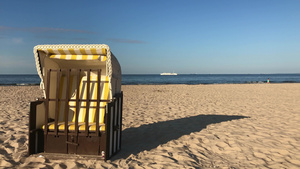 典型的沙滩椅子在阿尔贝克海滩上的沙滩上13秒视频
