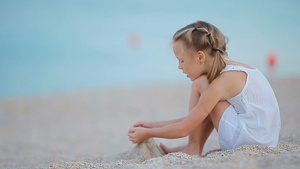 在度假期间在热带海滩玩耍的可爱小女孩23秒视频