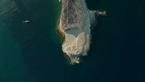 以黄光照耀的麦尔塔岛海滨土地有绿绿绿蓝水空中鸟类的25秒视频