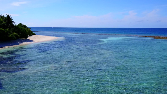 近在度假胜地附近的蓝绿水和白沙底背景的蓝色绿水将美丽视频