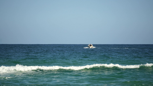 海景是白波地平线上有一条船的模糊轮廓视频