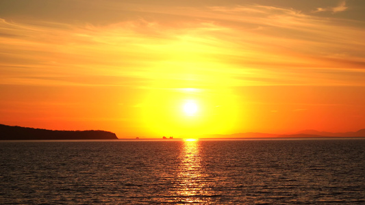 阳光和日落的美丽海景亚穆尔湾维拉迪沃斯托克视频