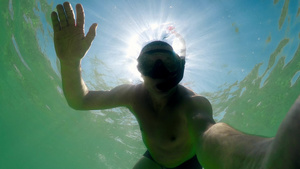 由潜水员用潜水面罩在夏日的阳光下在水下挥舞背光9秒视频