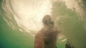 从水底的视野下溺水人试图拯救快速移动和泡泡双手与日落17秒视频