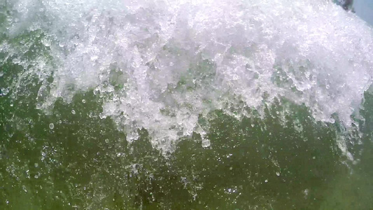 海浪撞击慢动视频