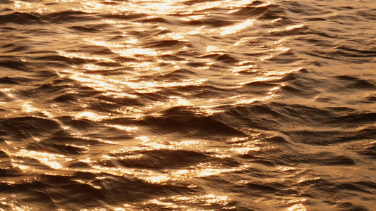 水面的金色海浪视频