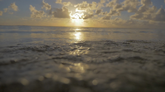 日落时岸边的海浪视频