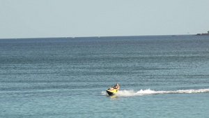 青年男子和儿子在热带海洋的喷气摩托艇14秒视频