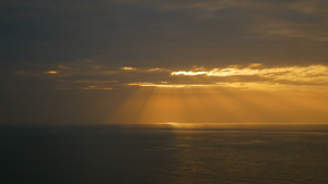 海浪下日落时阳光照耀着天空的光束12秒视频