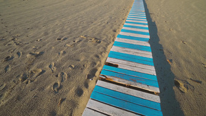 通向大西洋海滨的马太尔海滩的木板步行16秒视频