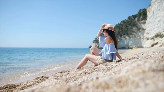 女人躺在沙滩上享受暑假看着海看海视频