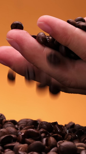 咖啡豆在手指尖滑落22秒视频