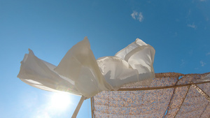 在豪华度假胜地的暑假沙滩帐篷中在风中飘荡着白布窗帘27秒视频